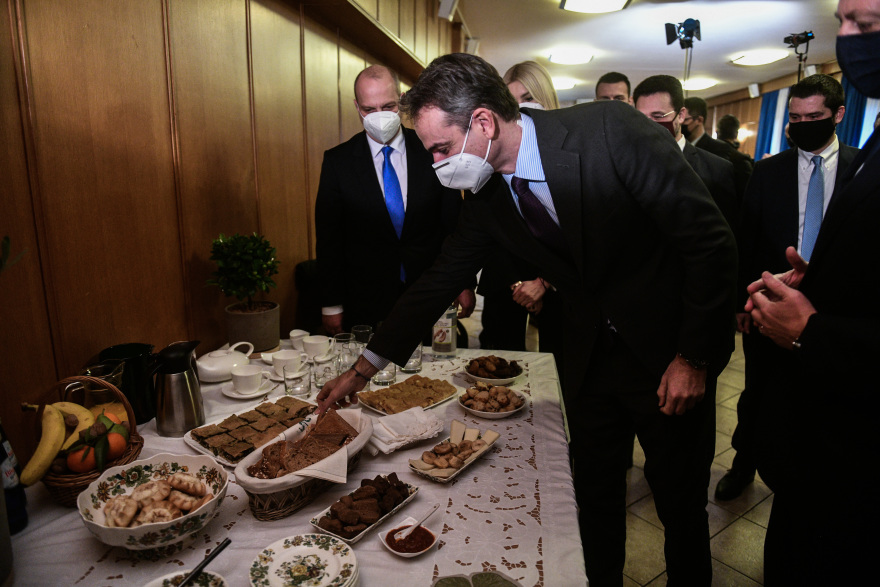 Με παραδοσιακό ελληνικό πρωινό υποδέχθηκαν τον Μητσοτάκη στο υπουργείο Αγροτικής Ανάπτυξης