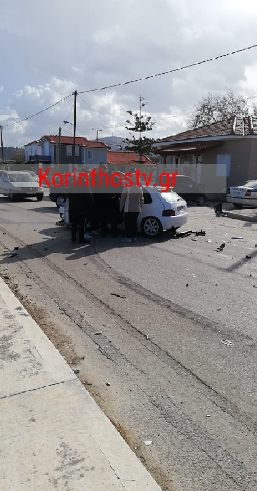 Κορινθία: Σοβαρό τροχαίο στην παλιά εθνική - «Καρφώθηκε» σε προπορευόμενο αυτοκίνητο στο Ξυλόκαστρο