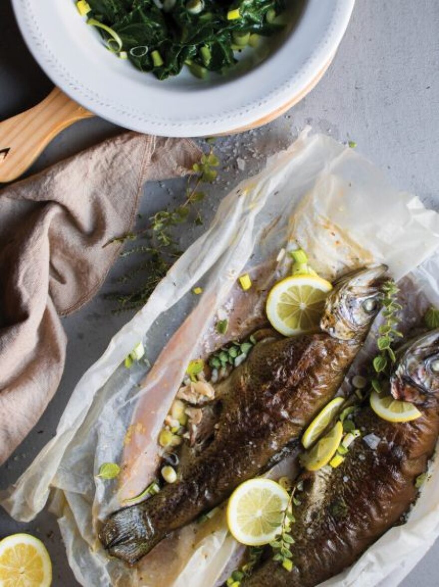Συνταγή: Πανεύκολη πέστροφα στο χαρτί με αχνιστά σέσκουλα