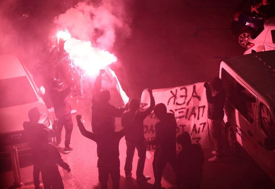 Οπαδοί της ΑΕΚ στο ξενοδοχείο: «Σταματήστε να ξεφτιλίζετε την ΑΕΚ, είστε όλοι υπόλογοι»