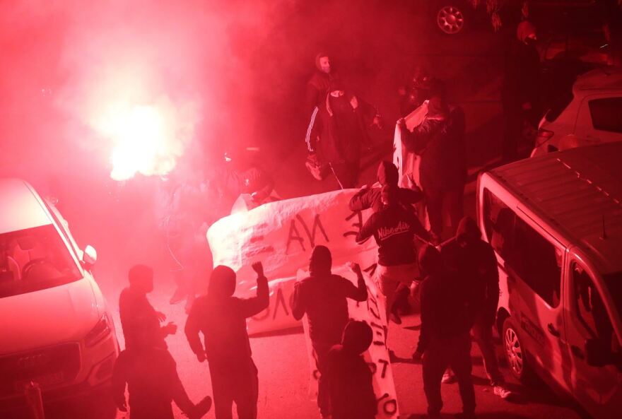 Οπαδοί της ΑΕΚ στο ξενοδοχείο: «Σταματήστε να ξεφτιλίζετε την ΑΕΚ, είστε όλοι υπόλογοι»