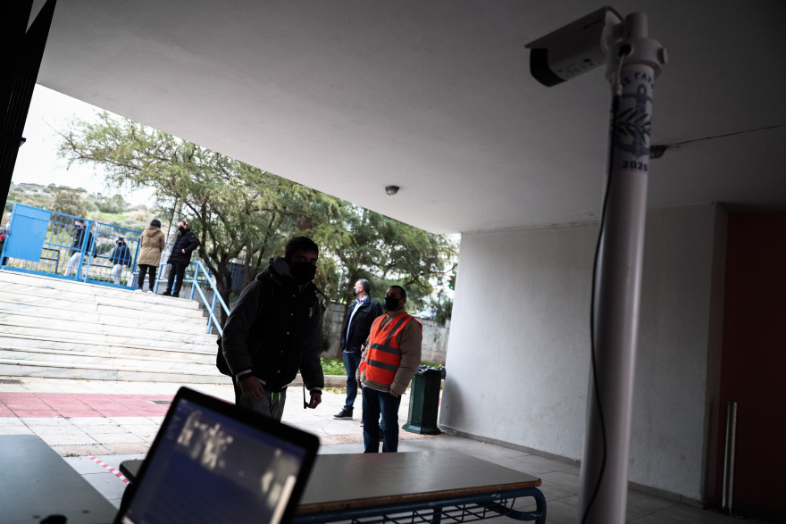 Σχολεία: Με θερμομέτρηση και μέτρα επέστρεψαν στα σχολεία οι μαθητές