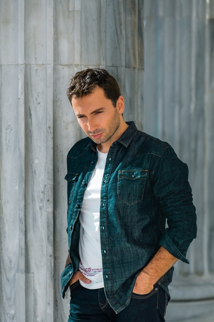 Ο Δημήτρης Κανέλλος τραγουδάει Μίμη Πλέσσα