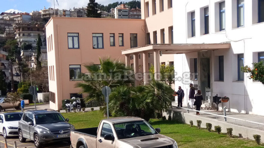 Λαμία: Πολίτης έβγαλε μαχαίρι στον σεκιουριτά στην είσοδο του Δημαρχείου