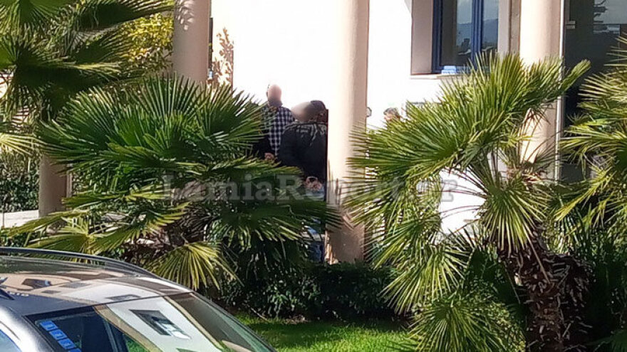 Λαμία: Πολίτης έβγαλε μαχαίρι στον σεκιουριτά στην είσοδο του Δημαρχείου