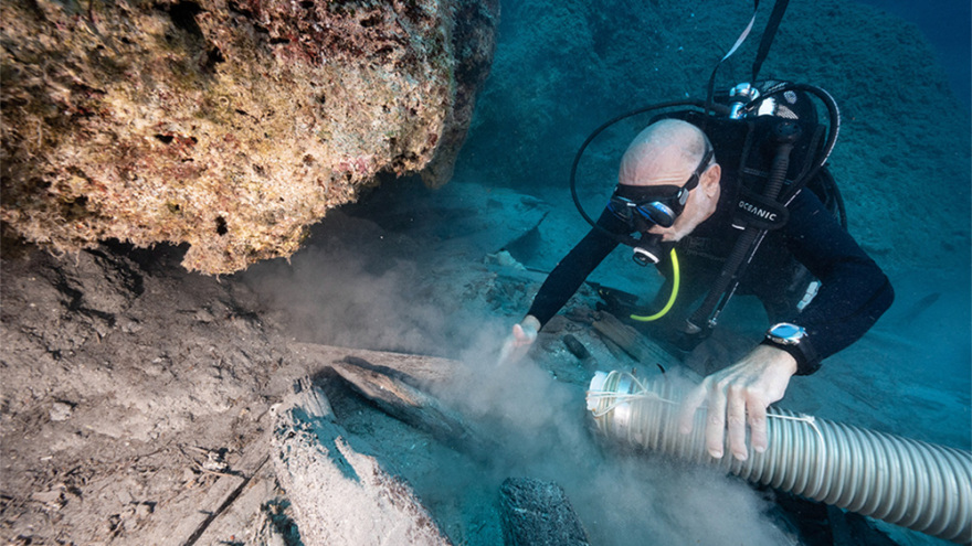 Μέντωρ: Εντυπωσιακές εικόνες από το ναυάγιο στα Κύθηρα με τα κλεμμένα του Έλγιν