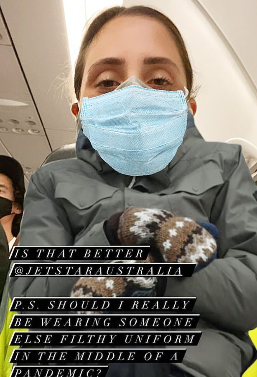 Αεροσυνοδός έκανε παρατήρηση σε μοντέλο για το μπούστο της κι εκείνη «ντύθηκε» σαν τον Μπέρνι Σάντερς