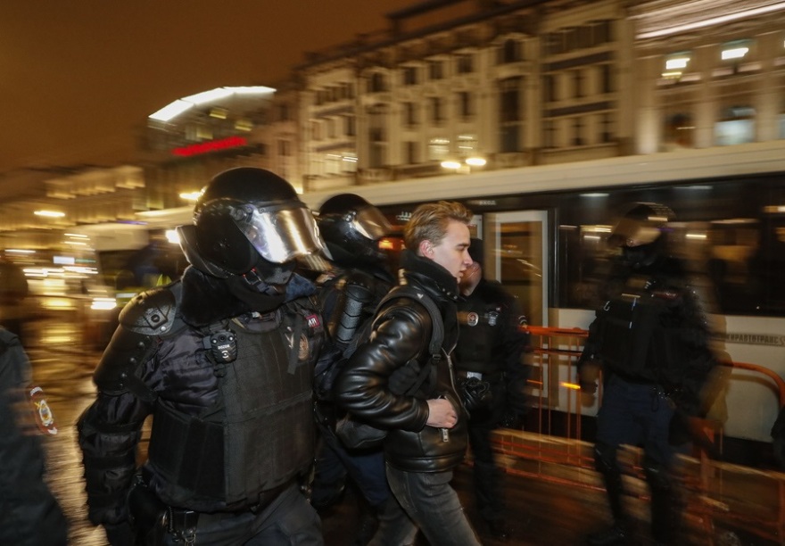 Ρωσία: Τουλάχιστον 500 συλλήψεις αντιφρονούντων από την αστυνομία (φωτογραφίες)