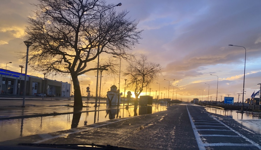Πλημμύρες στον Έβρο:  Εικόνες μεγάλης καταστροφής - Εθνικό πένθος για τον πυροσβέστη 