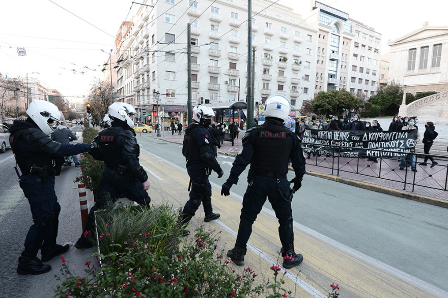 Συγκέντρωση και πορεία από υποστηρικτές του Κουφοντίνα στο κέντρο της Αθήνας - Δείτε βίντεο