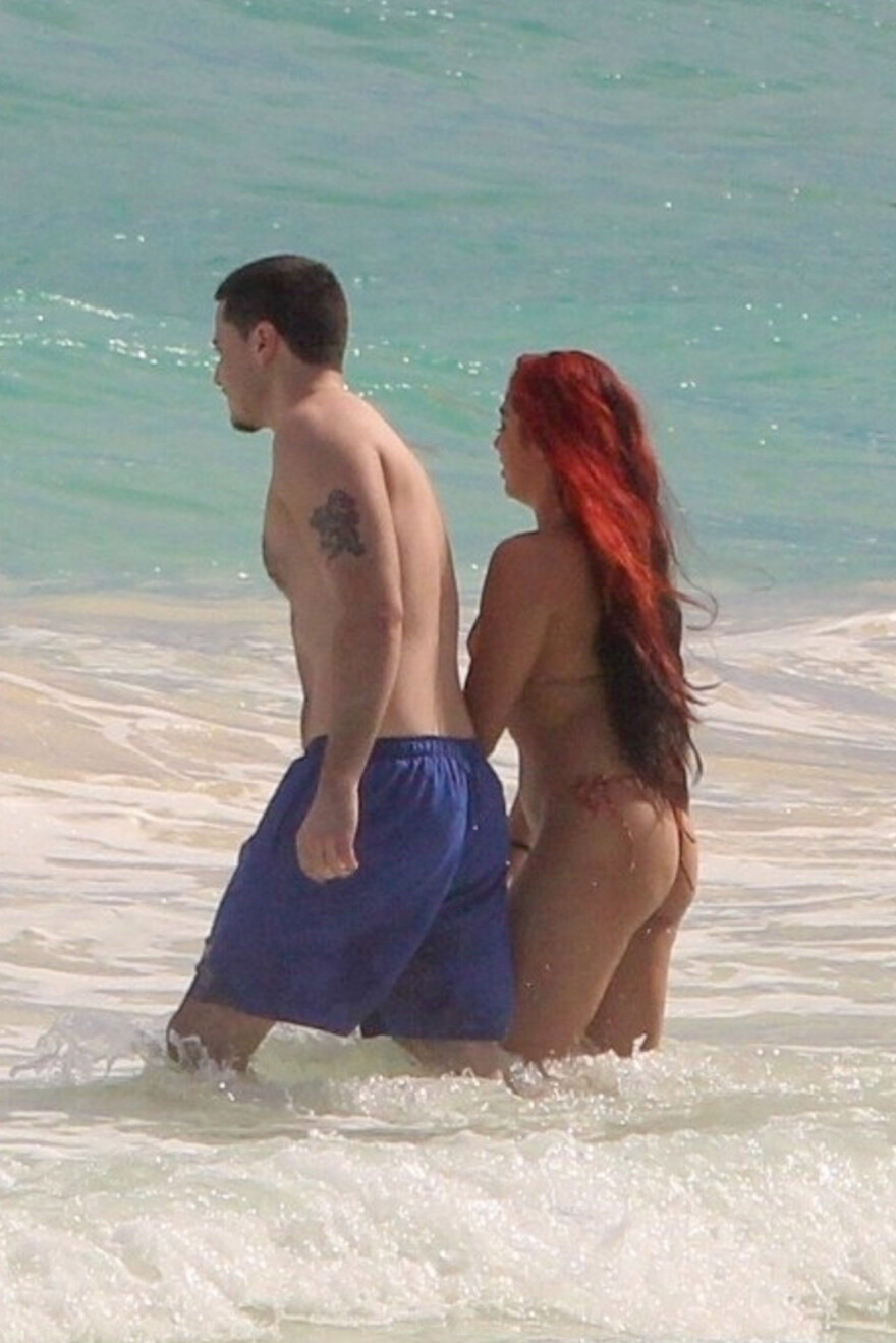 Φωτογραφίες: Η κόρη της Μαντόνα με τον φίλο της σε παραλία του Μεξικού