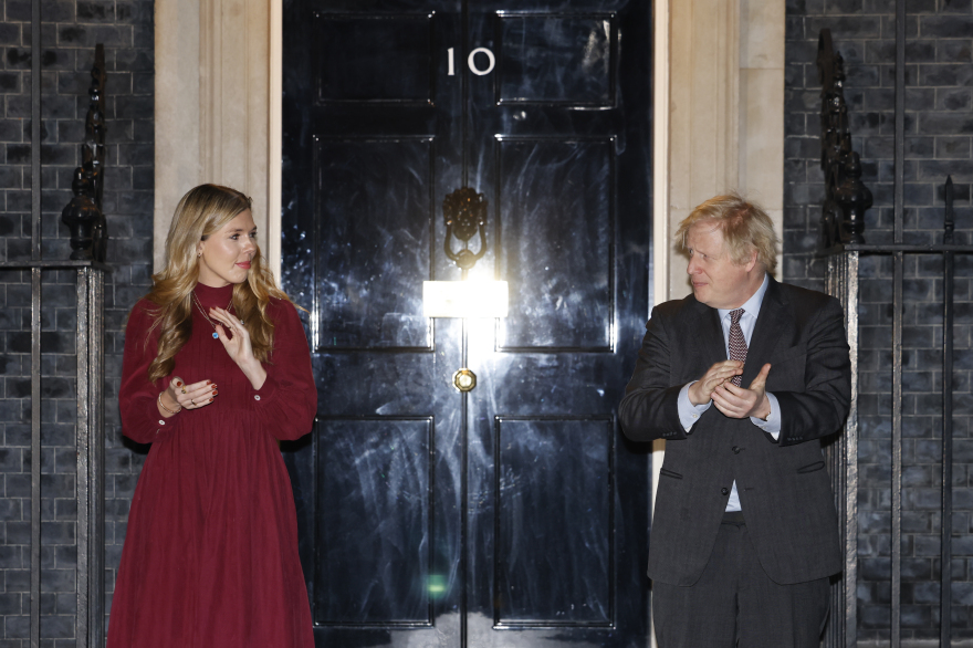 Συγκίνηση για τον Σερ Τομ Μουρ: Χιλιάδες Βρετανοί χειροκρότησαν τον «ήρωα της πανδημίας»