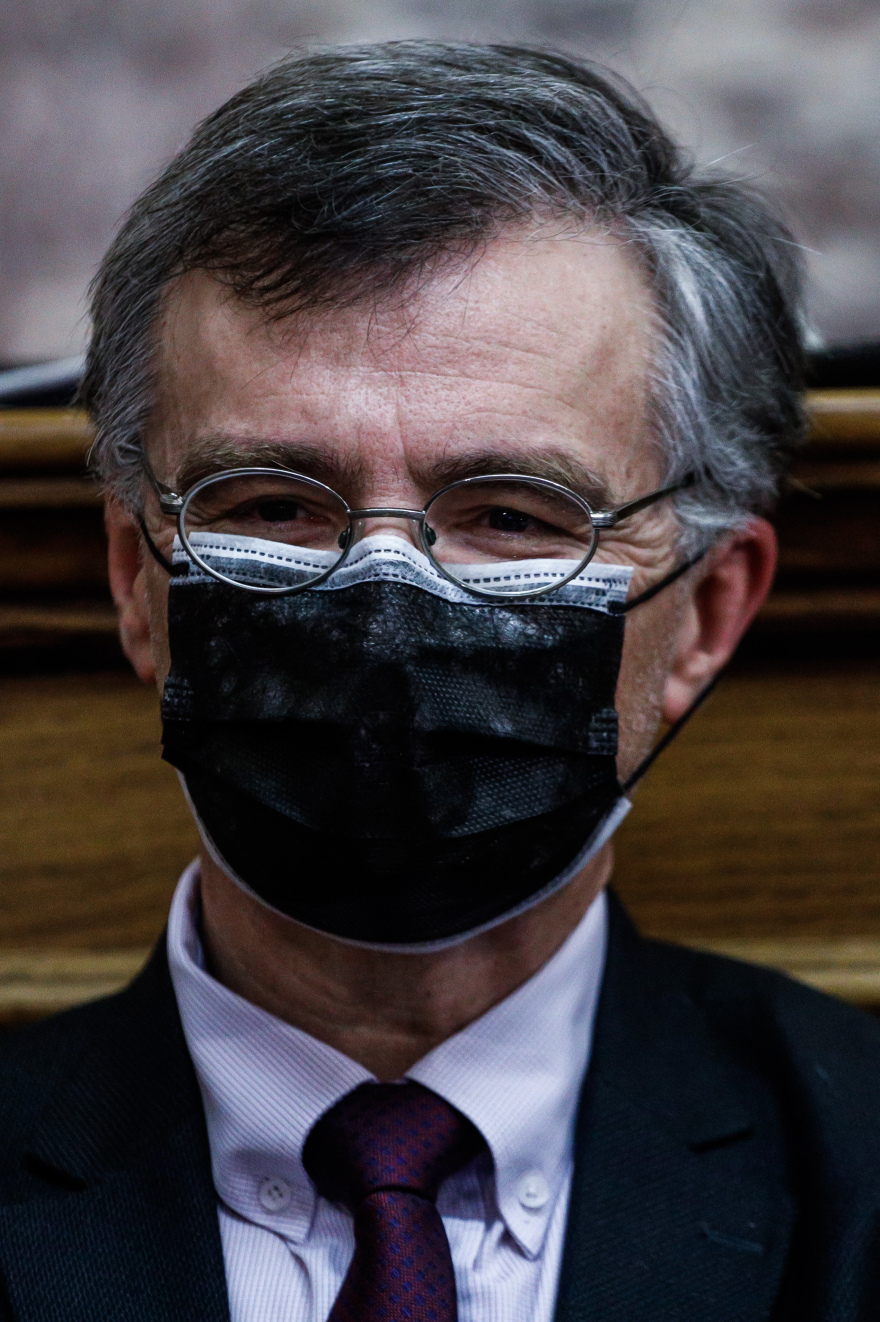 Βουλή: Με «διπλή» μάσκα προστασίας στην Επιτροπή Θεσμών και Διαφάνειας ο Τσιόδρας