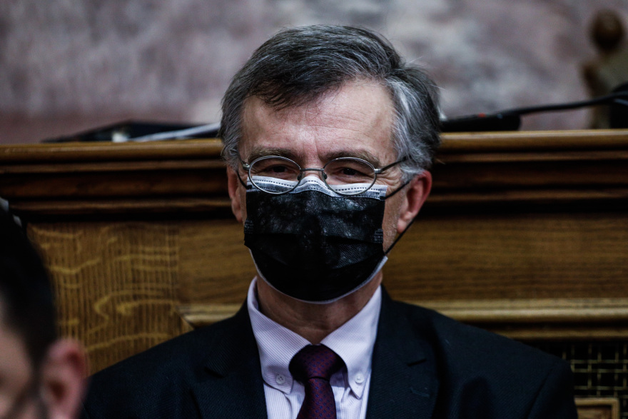 Βουλή: Με «διπλή» μάσκα προστασίας στην Επιτροπή Θεσμών και Διαφάνειας ο Τσιόδρας