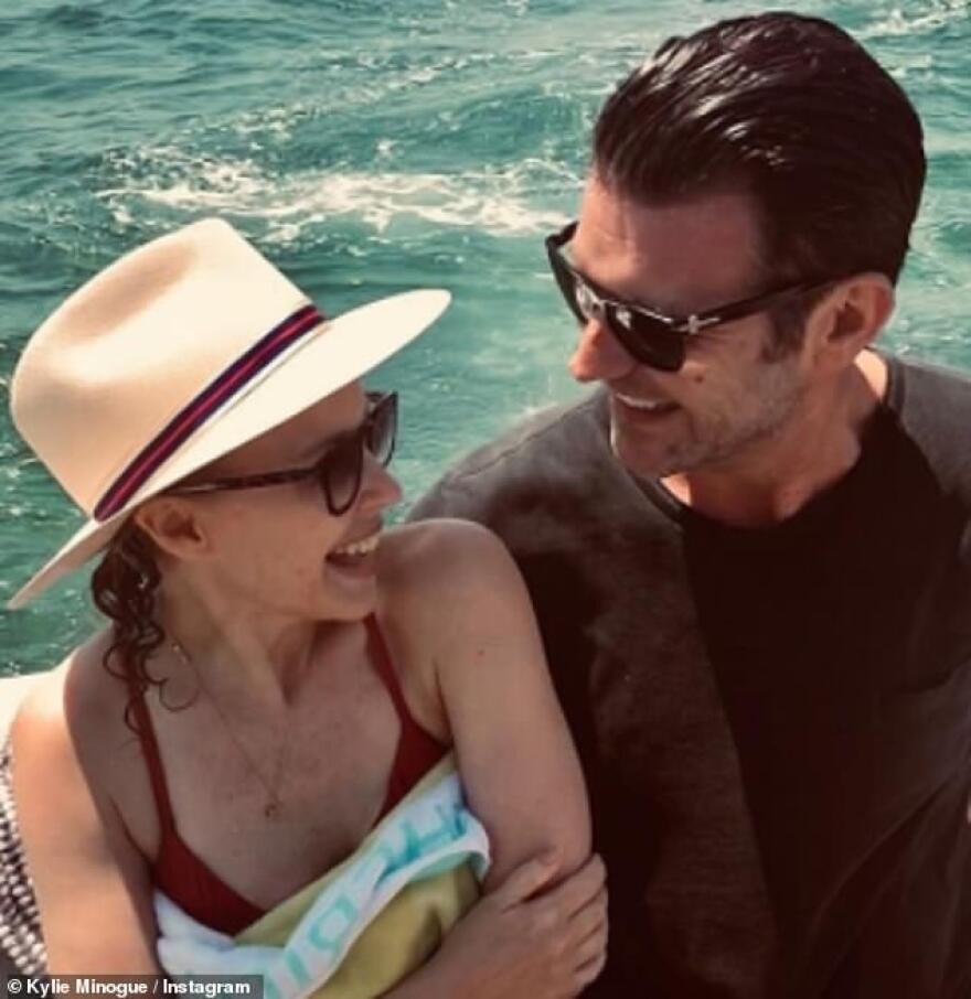 Κάιλι Μινόγκ: Όχι, δεν αρραβωνιάστηκε τον Πολ Σόλομονς