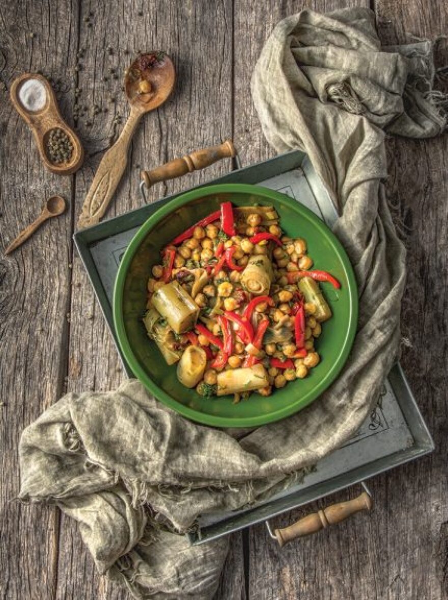 Συνταγή: Ζεστή πρασοσαλάτα με ρεβίθια και κόκκινες πιπεριές