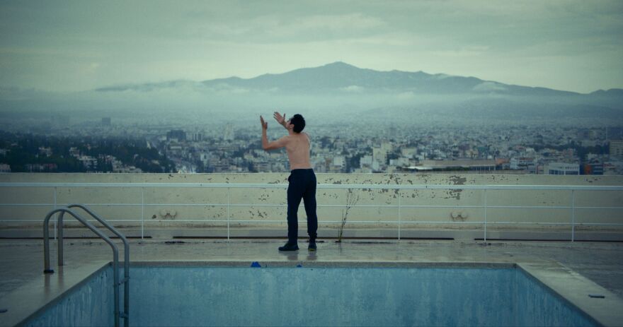 «Όρνιθες (ή πώς να γίνεις πουλί)» : Η ταινία του Μπάμπη Μακρίδη στο ψηφιακό κανάλι του Ιδρύματος Ωνάση