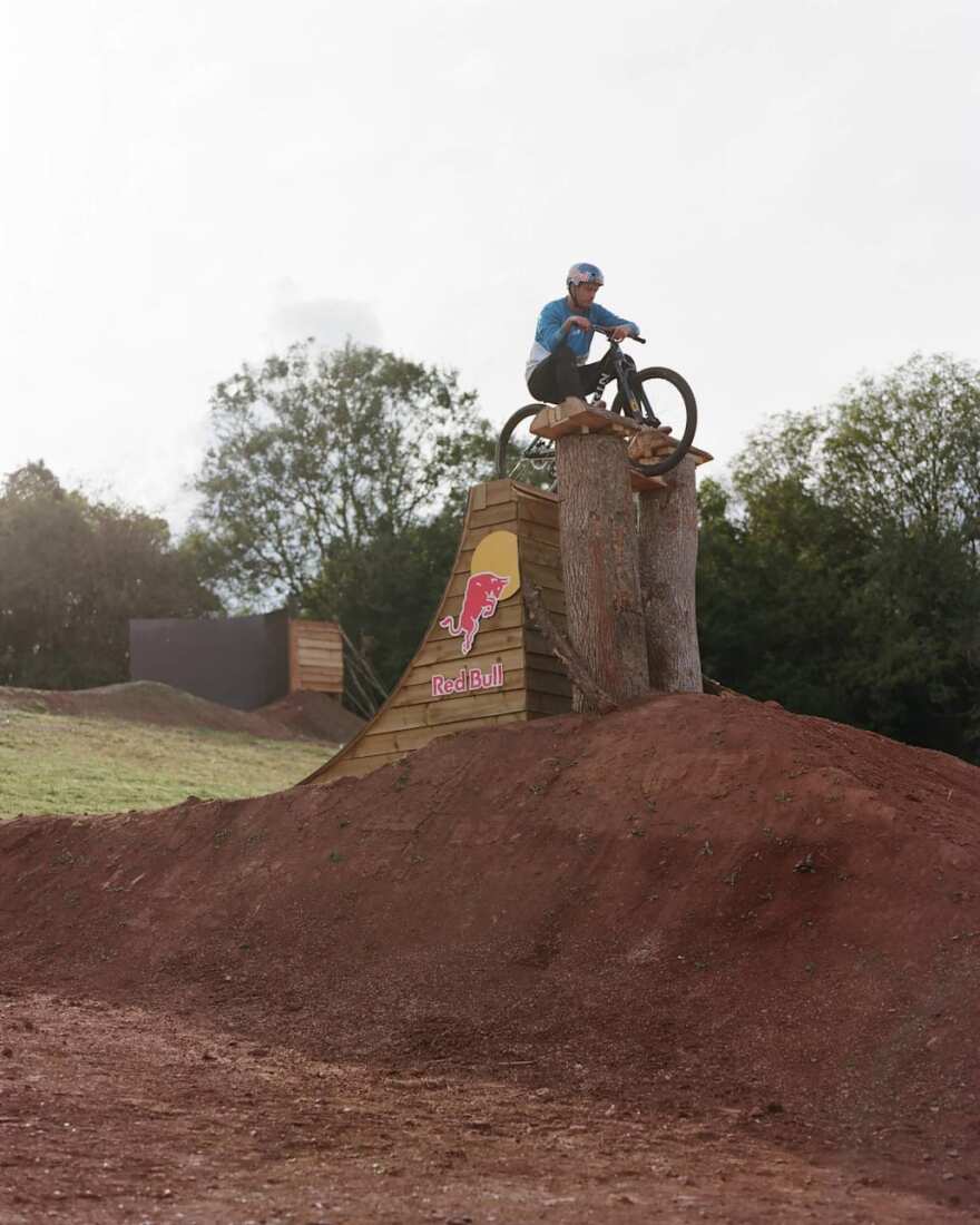 Ο Matt Jones πάει κόντρα στους κανόνες του mountain bike