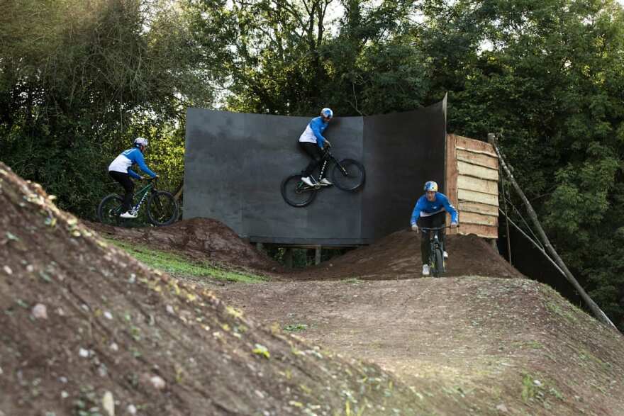 Ο Matt Jones πάει κόντρα στους κανόνες του mountain bike