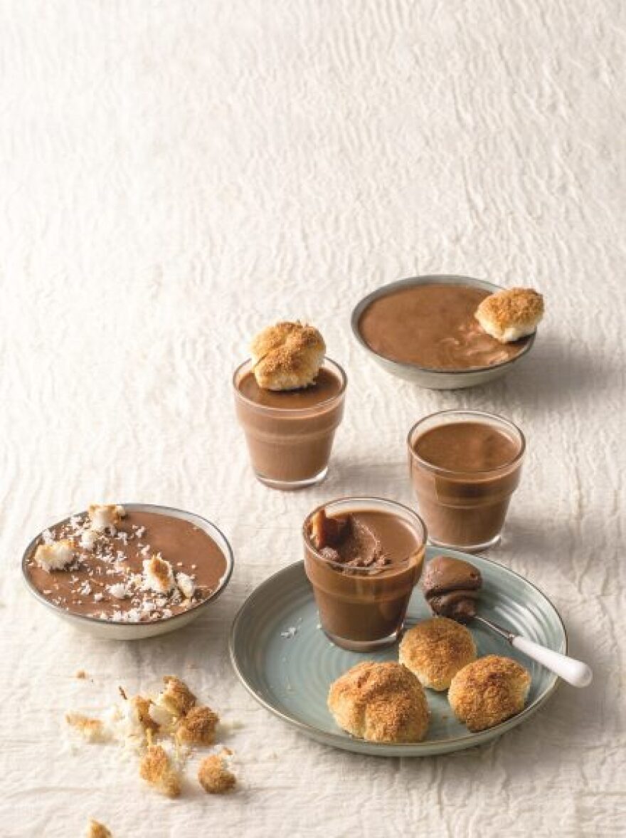 Συνταγή: Μους σοκολάτα με εσπρέσο & μπισκότα αμυγδάλου-καρύδας