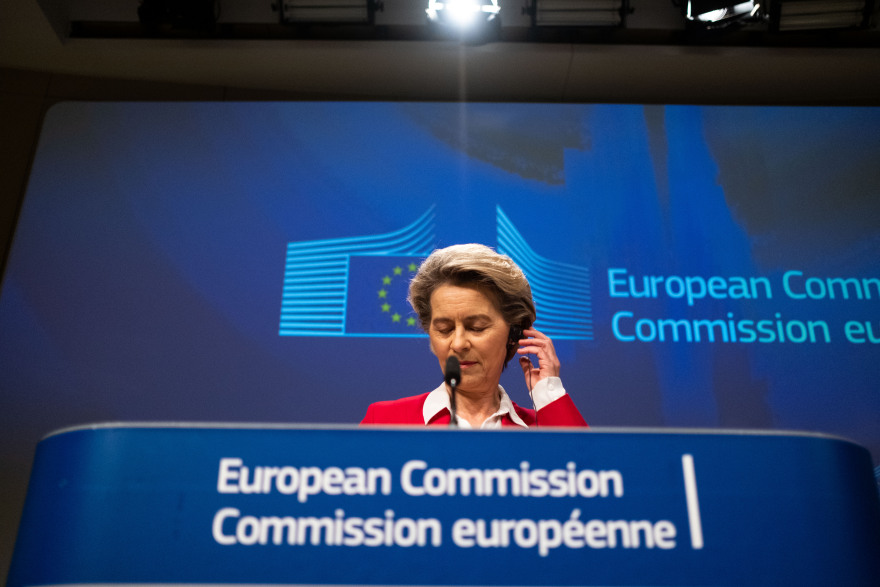 «Σφυροκόπημα» για τα εμβόλια στην ΕΕ: Στο στόχαστρο η φον Ντερ Λάιεν