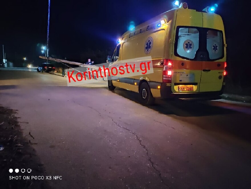 Σοβαρό τροχαίο στο Ζευγολατιό Κορινθίας - Όχημα καρφώθηκε σε κολώνα