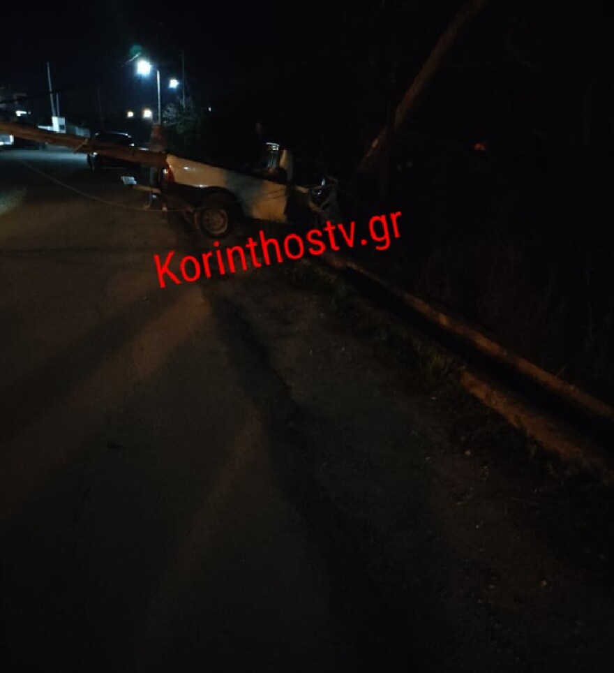 Σοβαρό τροχαίο στο Ζευγολατιό Κορινθίας - Όχημα καρφώθηκε σε κολώνα