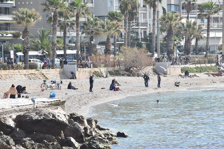 Lockdown: Άδειασε η Ερμού, πήραν τις παραλίες οι Αθηναίοι