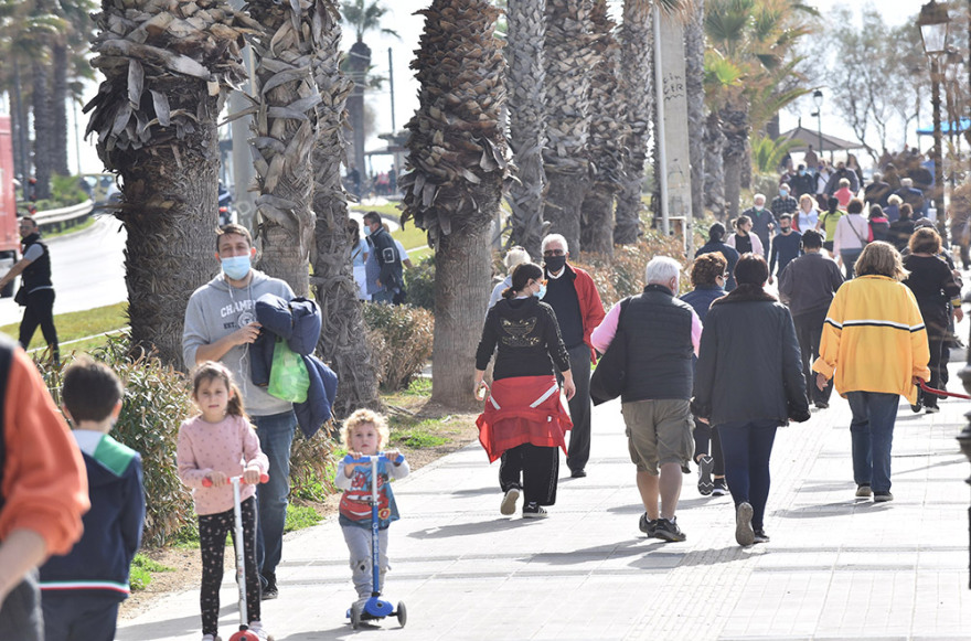 Lockdown: Άδειασε η Ερμού, πήραν τις παραλίες οι Αθηναίοι