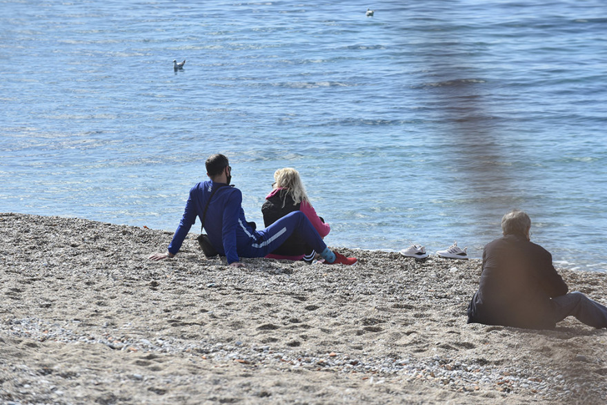 Lockdown: Άδειασε η Ερμού, πήραν τις παραλίες οι Αθηναίοι