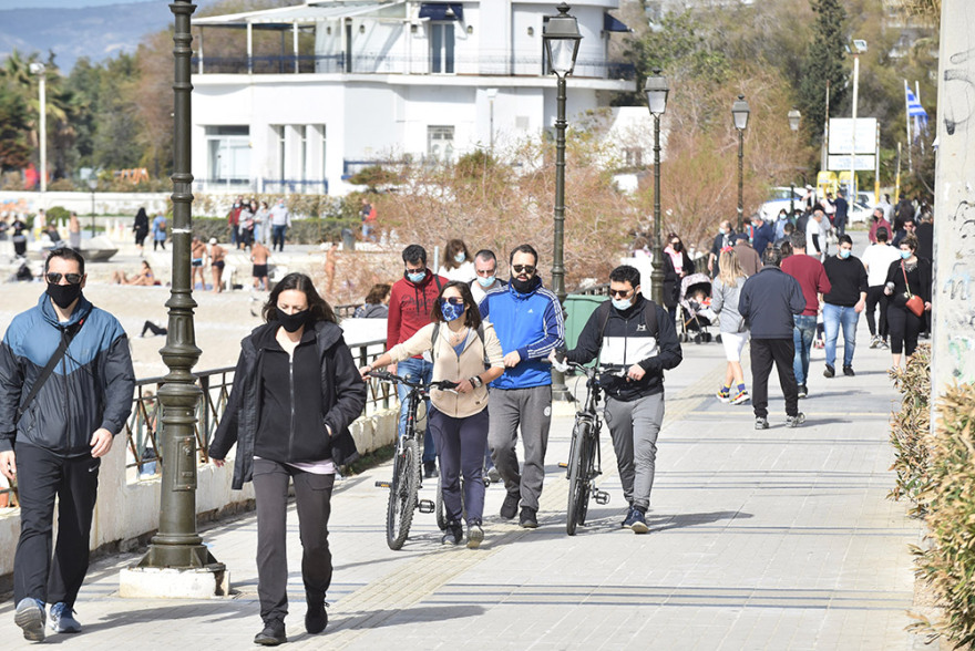 Lockdown: Άδειασε η Ερμού, πήραν τις παραλίες οι Αθηναίοι