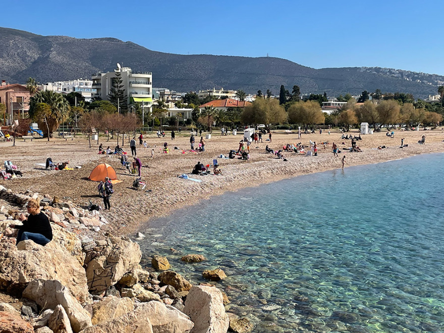 Lockdown: Άδειασε η Ερμού, πήραν τις παραλίες οι Αθηναίοι