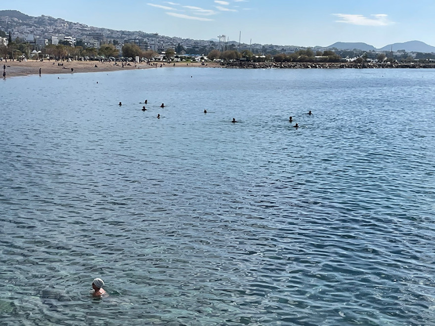 Lockdown: Άδειασε η Ερμού, πήραν τις παραλίες οι Αθηναίοι