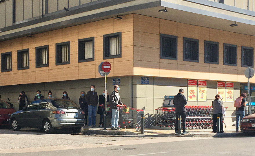 Lockdown: Ουρές έξω από τα σούπερ μάρκετ σε Αθήνα και Θεσσαλονίκη