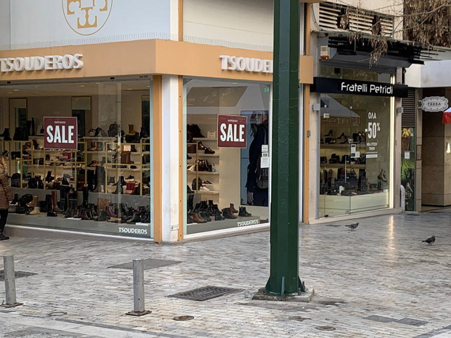 Lockdown: Άδειασε η Ερμού, πήραν τις παραλίες οι Αθηναίοι