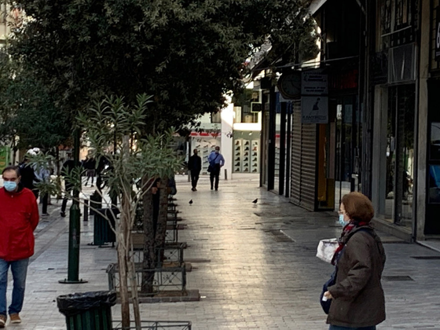 Lockdown: Άδειασε η Ερμού, πήραν τις παραλίες οι Αθηναίοι