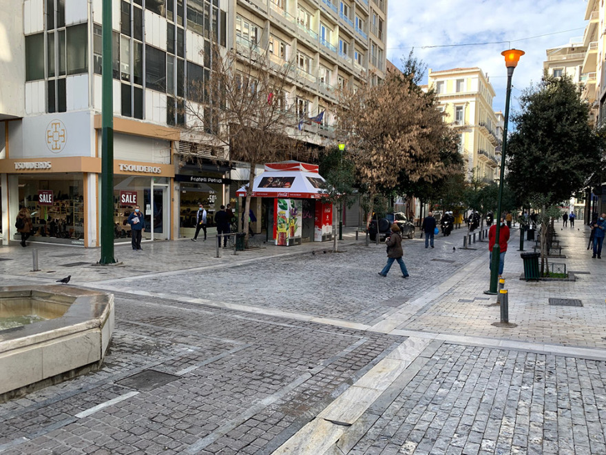 Lockdown: Άδειασε η Ερμού, πήραν τις παραλίες οι Αθηναίοι