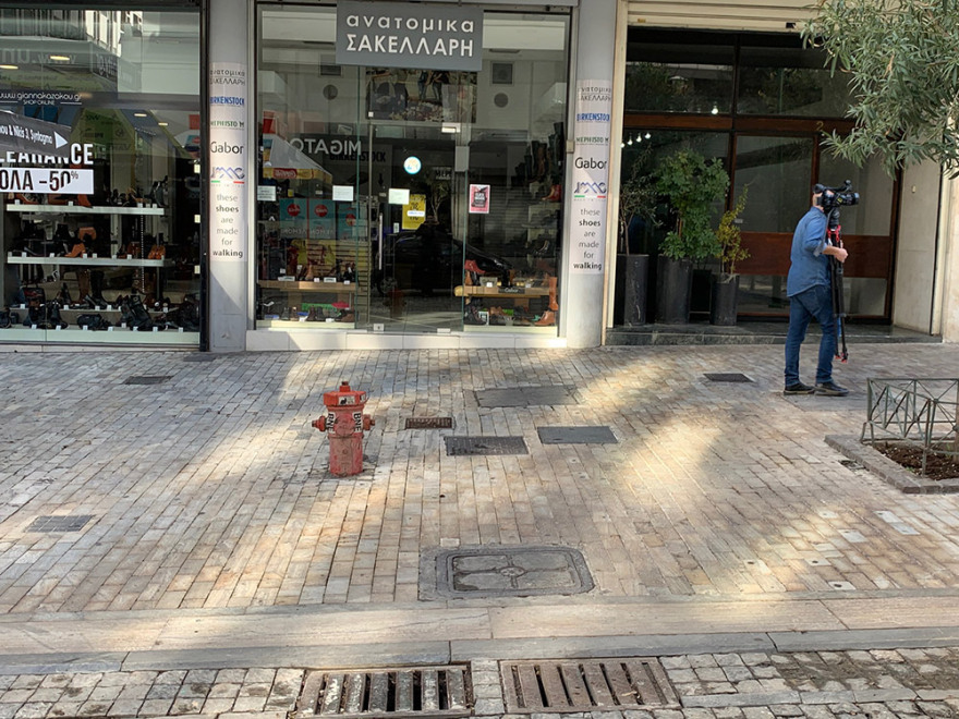 Lockdown: Άδειασε η Ερμού, πήραν τις παραλίες οι Αθηναίοι