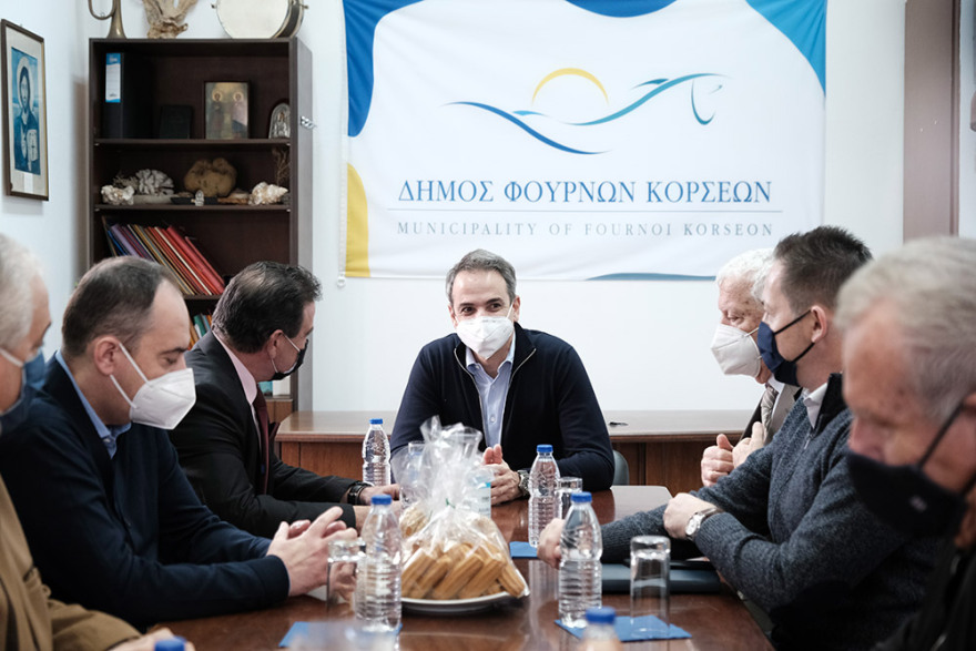 Στους Φούρνους ο Μητσοτάκης: Εμβολιασμοί για όλους στα μικρά και ακριτικά νησιά