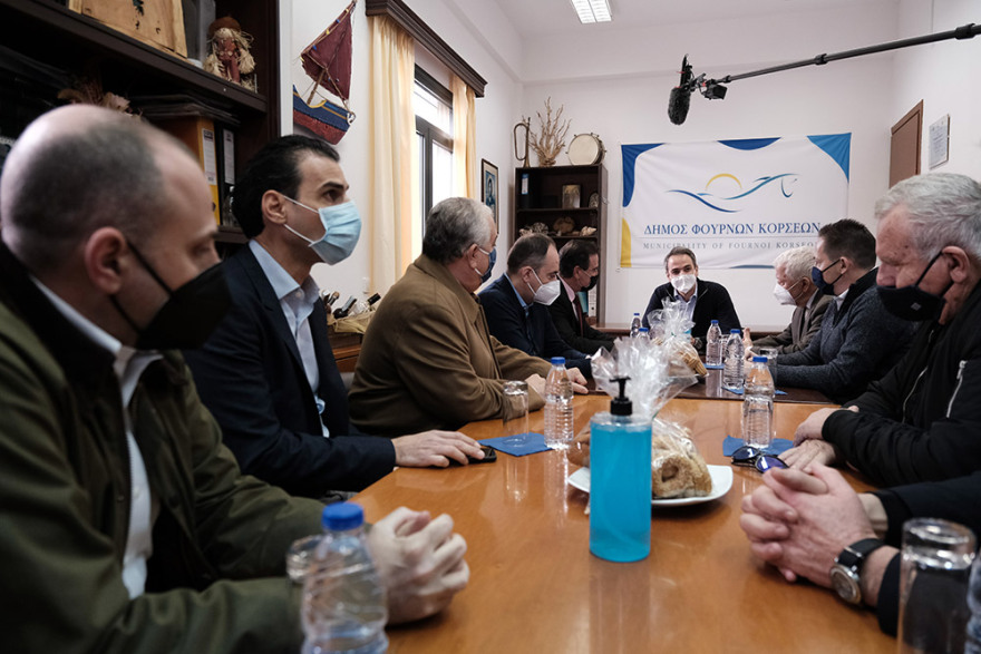 Στους Φούρνους ο Μητσοτάκης: Εμβολιασμοί για όλους στα μικρά και ακριτικά νησιά