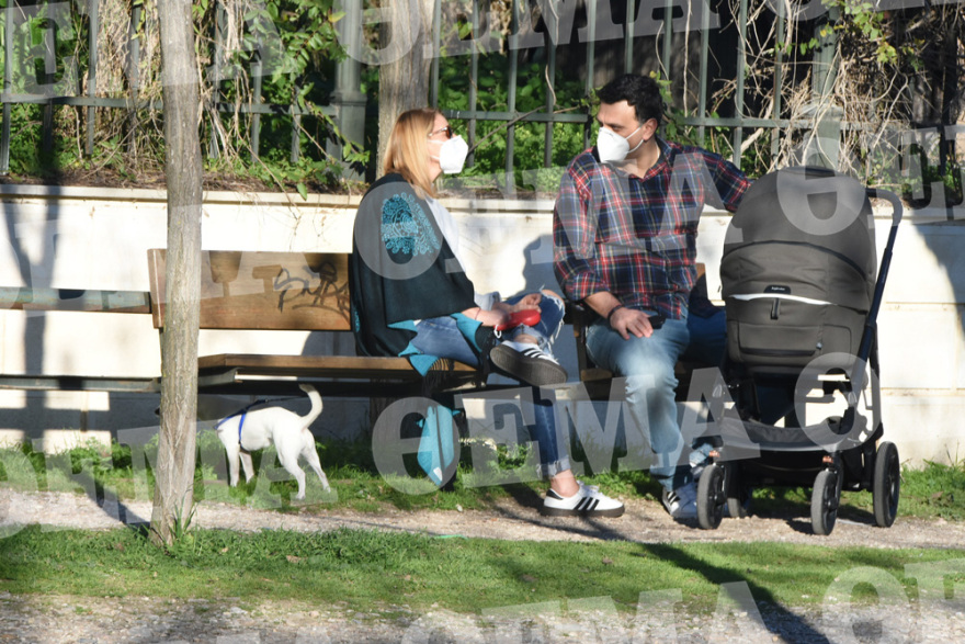 Βασίλης Κικίλιας - Τζένη Μπαλατσινού: Βόλτα στο Ζάππειο με τον νεογέννητο γιο τους 