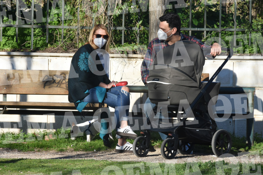 Βασίλης Κικίλιας - Τζένη Μπαλατσινού: Βόλτα στο Ζάππειο με τον νεογέννητο γιο τους 