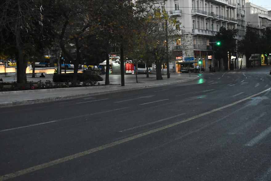 Σε ισχύ η απαγόρευση κυκλοφορίας από τις 18:00 - Όλα τα μέτρα σε Αθήνα, Θεσσαλονίκη και Χαλκιδική