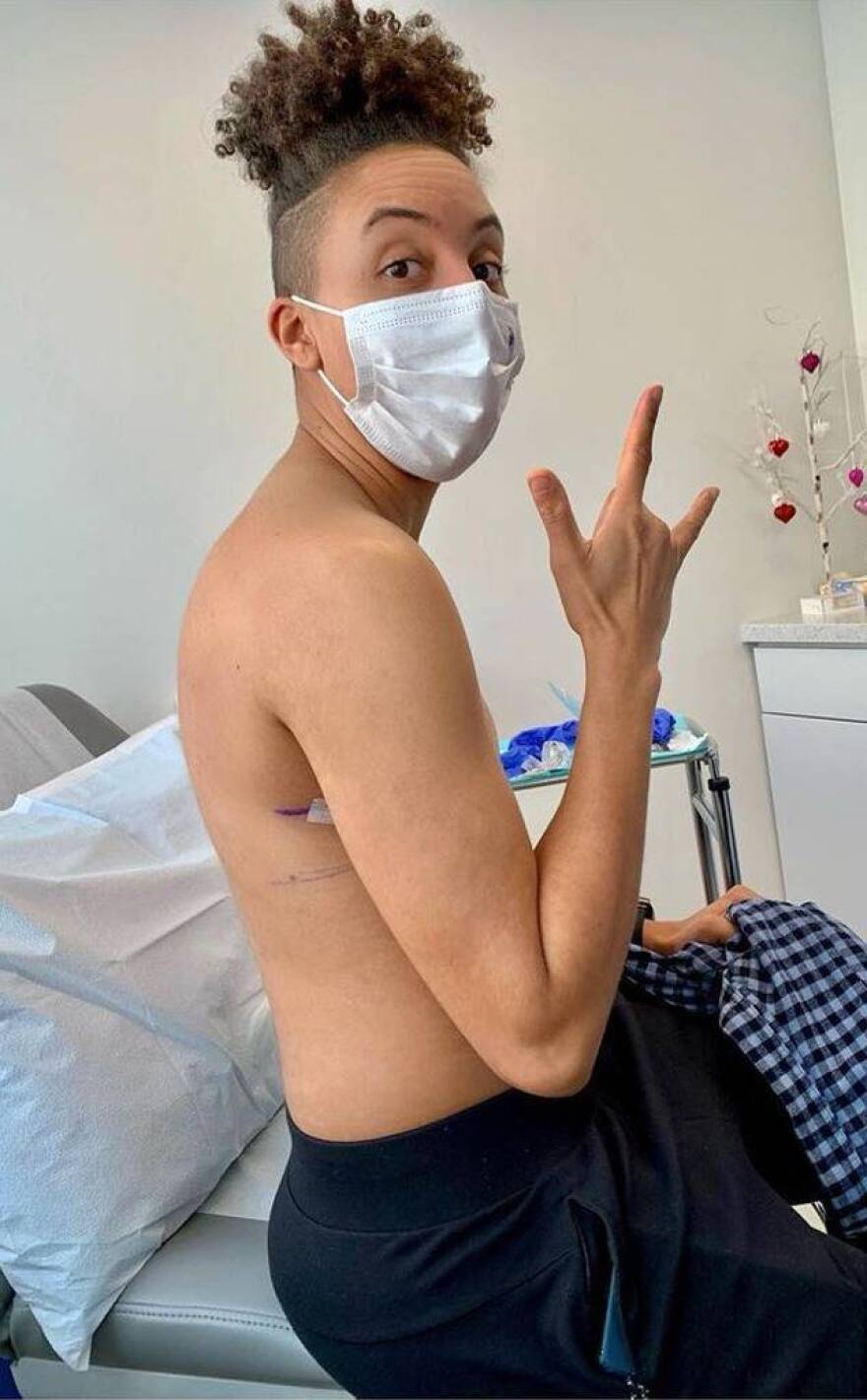 Λαίσια Κλαρεντόν: Μπασκετμπολίστρια του WNBA αφαίρεσε το στήθος της για να ενθαρρύνει τους τρανσέξουαλ αθλητές!