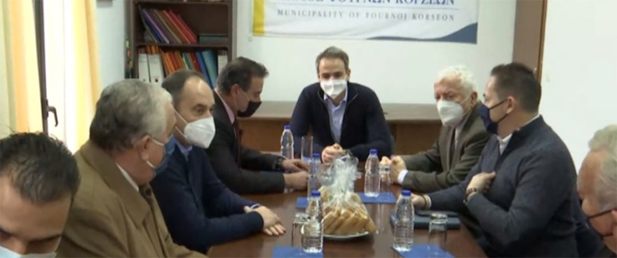 Στους Φούρνους ο Μητσοτάκης: Εμβολιασμοί για όλους στα μικρά και ακριτικά νησιά