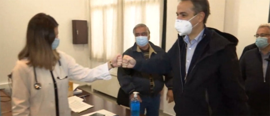 Στους Φούρνους ο Μητσοτάκης: Εμβολιασμοί για όλους στα μικρά και ακριτικά νησιά
