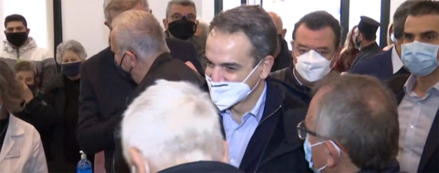 Στους Φούρνους ο Μητσοτάκης: Εμβολιασμοί για όλους στα μικρά και ακριτικά νησιά