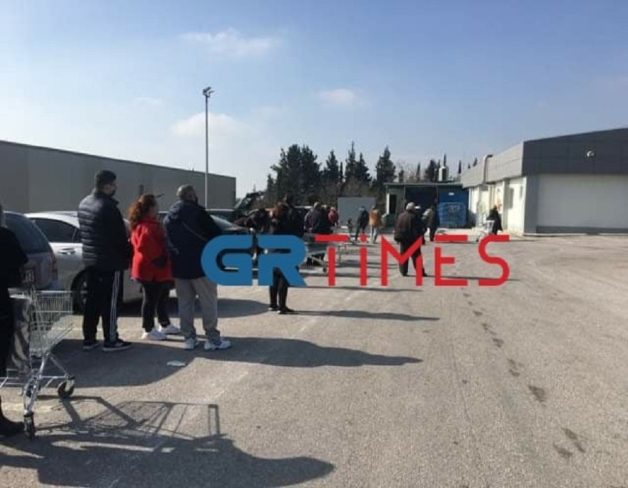 Lockdown: Ουρές έξω από τα σούπερ μάρκετ σε Αθήνα και Θεσσαλονίκη