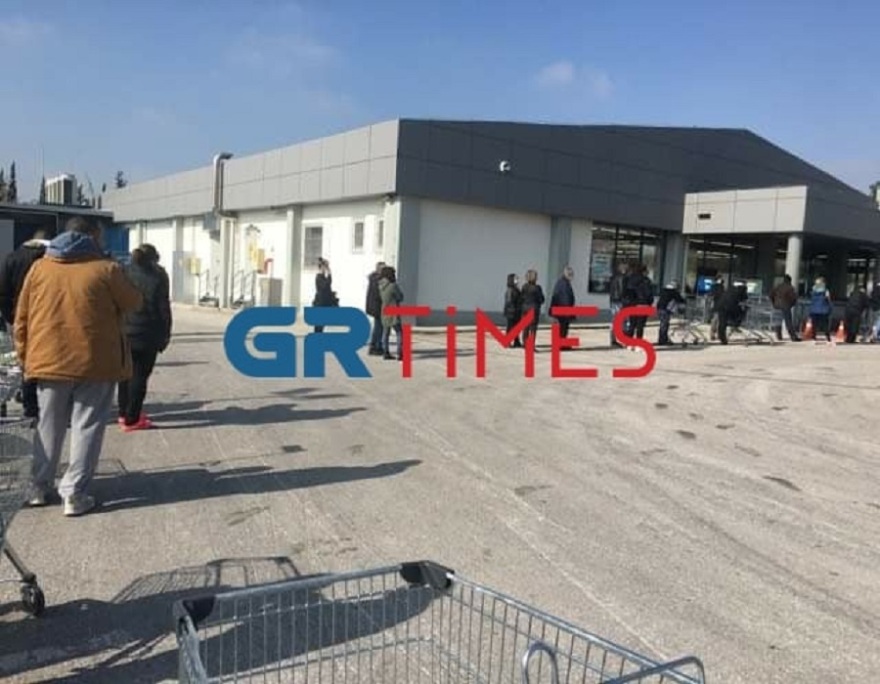 Lockdown: Ουρές έξω από τα σούπερ μάρκετ σε Αθήνα και Θεσσαλονίκη