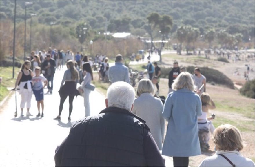 Κυριακάτικη βόλτα στις παραλίες για τους Αθηναίους - Δείτε φωτογραφίες